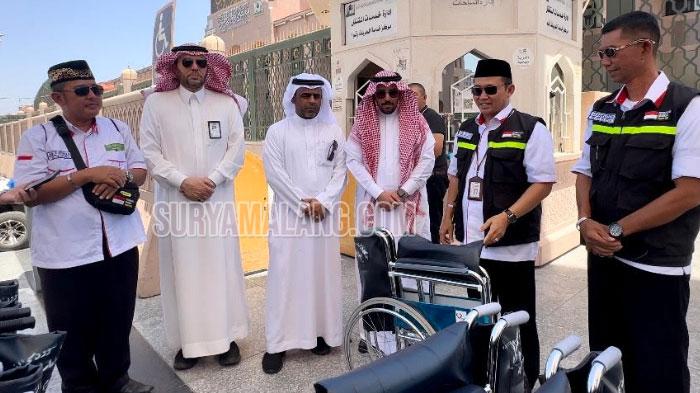Pengurus-Masjid-Nabawi-bantuan-15-kursi-roda-Penyelenggara-Ibadah-Haji-PPIH-Arab-Saudi.jpg