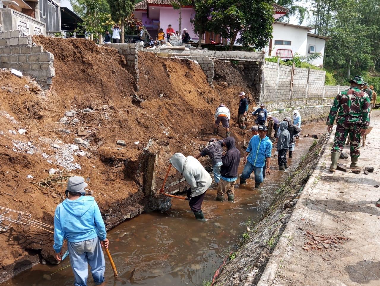 Melanggar Aturan Sempadan Sungai, Tiga Pelaku Usaha di Kota Batu Kena Teguran