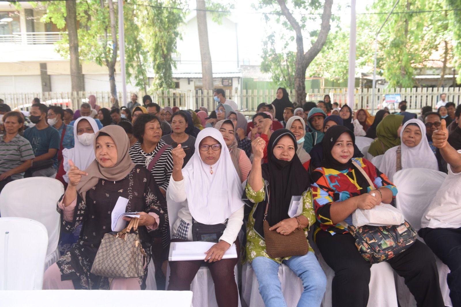 Penjabat-Wali-Kota-Kediri-Zanariah-menyalurkan-bantuan-modal-pelaku-UMKM.jpg