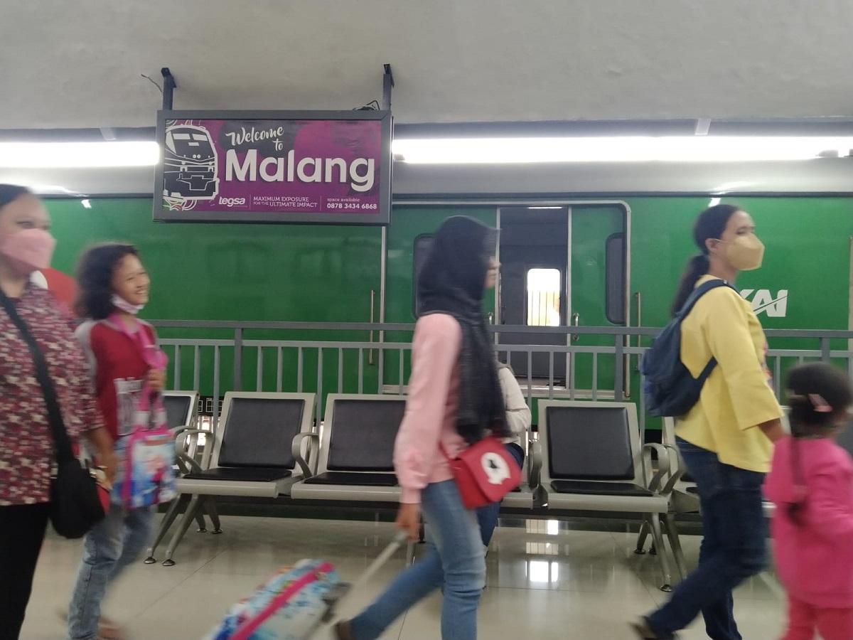 Penumpang-turun-dari-Kereta-Api-di-Stasiun-Malang-Daerah-Operasi-DAOP-8.jpg