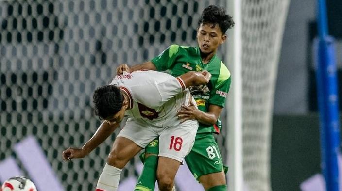 Persebaya-Surabaya-Moch-Ichsas-Baihaqi-hijau-berduel-dengan-pemain-Persis-Solo.jpg