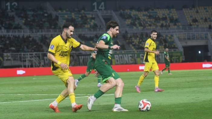 Persebaya-Surabaya-menjamu-Semen-Padang-di-Stadion-Gelora-Bung-Tomo-Surabaya.jpg