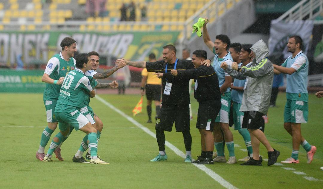 Persebaya-Surabaya-saat-menjamu-Malut-United-di-Stadion-Gelora-Bung-Tomo-Surabaya.jpg