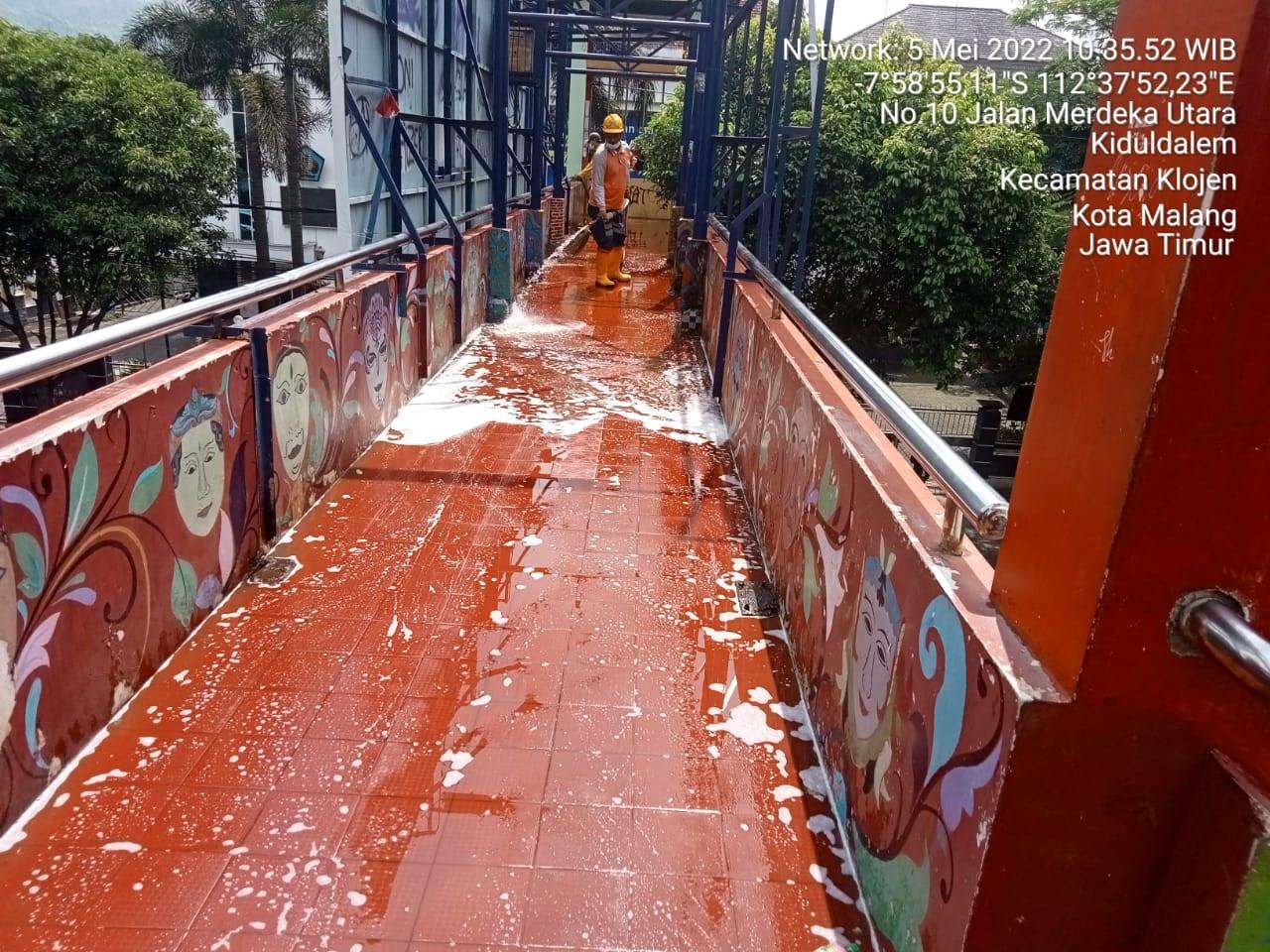 Petugas-DLH-Kota-Malang-kembali-melakukan-pembersihan-di-jembatan-penyeberangan.jpg
