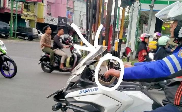 Petugas-Dishub-merokok-sambil-mengendarai-motor-di-Jalan-Galunggung-Kota-Malang.jpg