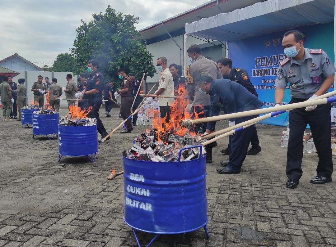 Petugas-Kantor-Bea-Cukai-Blitar-memusnahkan-ribuan-batang-rokok-ilegal.jpg