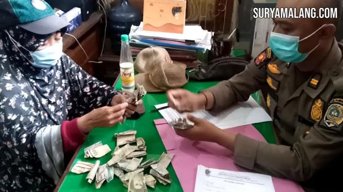 Petugas-Satpol-PP-Tulungagung-menghitung-uang-hasil-mengemis-selama-2-jam-milik-pengemis.jpg