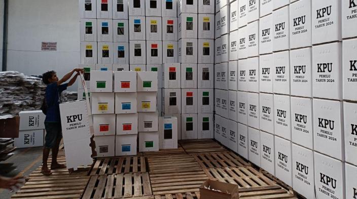 Petugas-gudang-KPU-Kota-Malang-mulai-melakukan-perakitan-Jumat-1212024.jpg