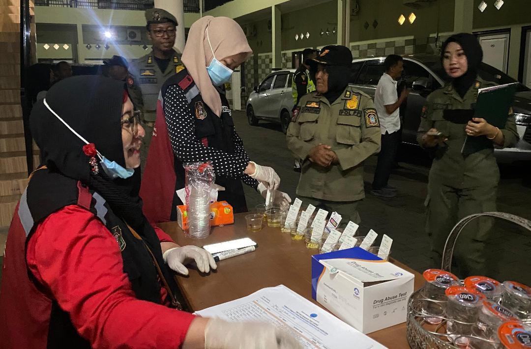 Razia Rumah Kos di Kota Blitar, Petugas Lakukan Tes Urine kepada Puluhan Penghuni