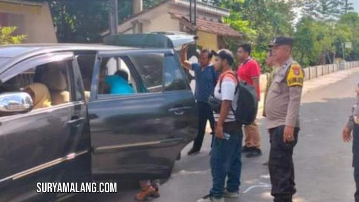 Petugas-membawa-Nur-Hisham-warga-negara-Malaysia-ke-Kantor-Imigrasi-Blitar-f.jpg