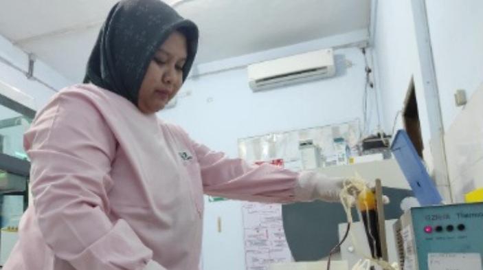 Petugas-sedang-memproses-darah-di-Kantor-PMI-Kota-Blitar-Sabtu-932024.jpg