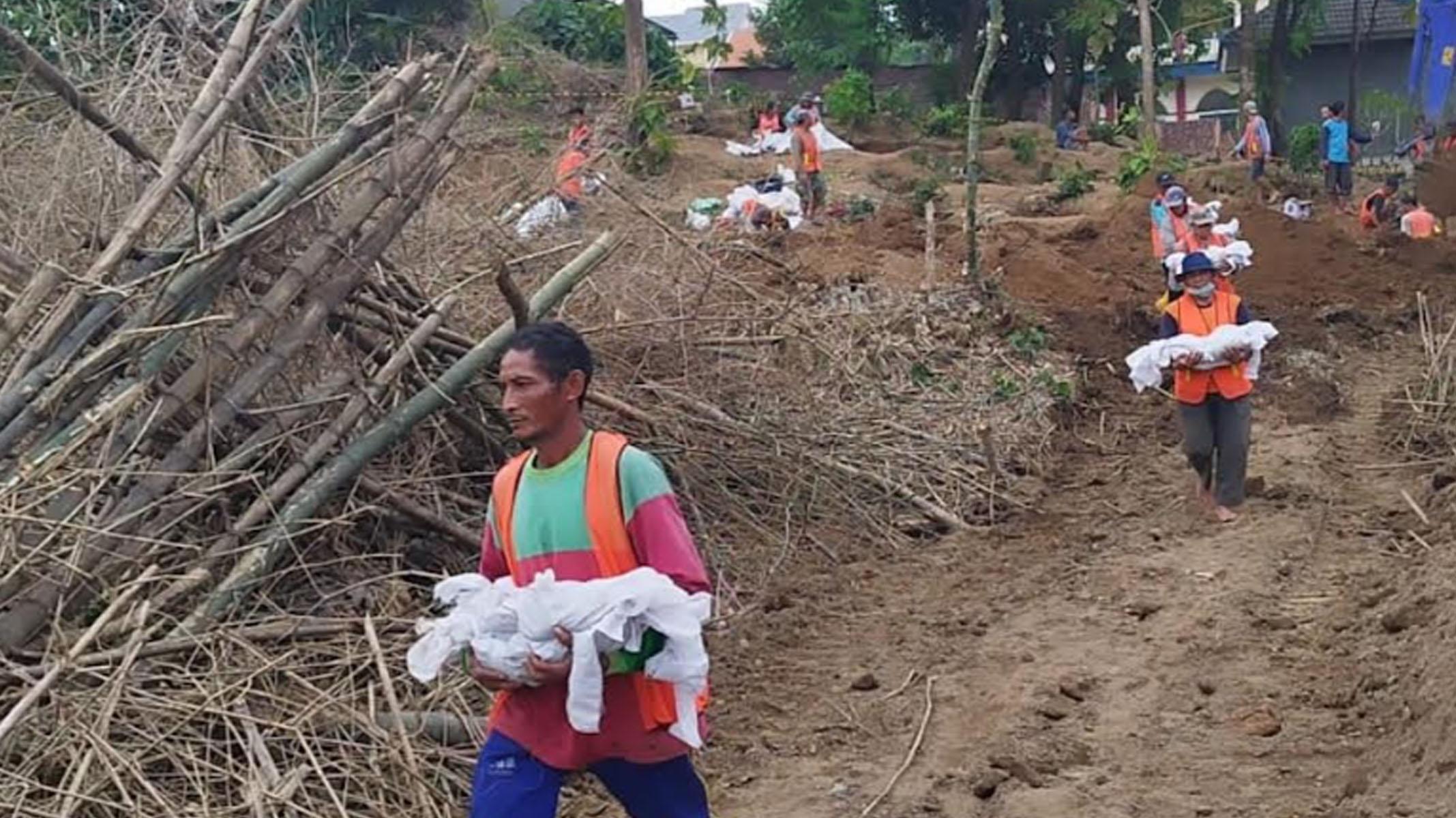 Pindahan Makam Massal di Wringinanom Gresik Imbas Tol KLBM, Jasad Dibopong Keluarga