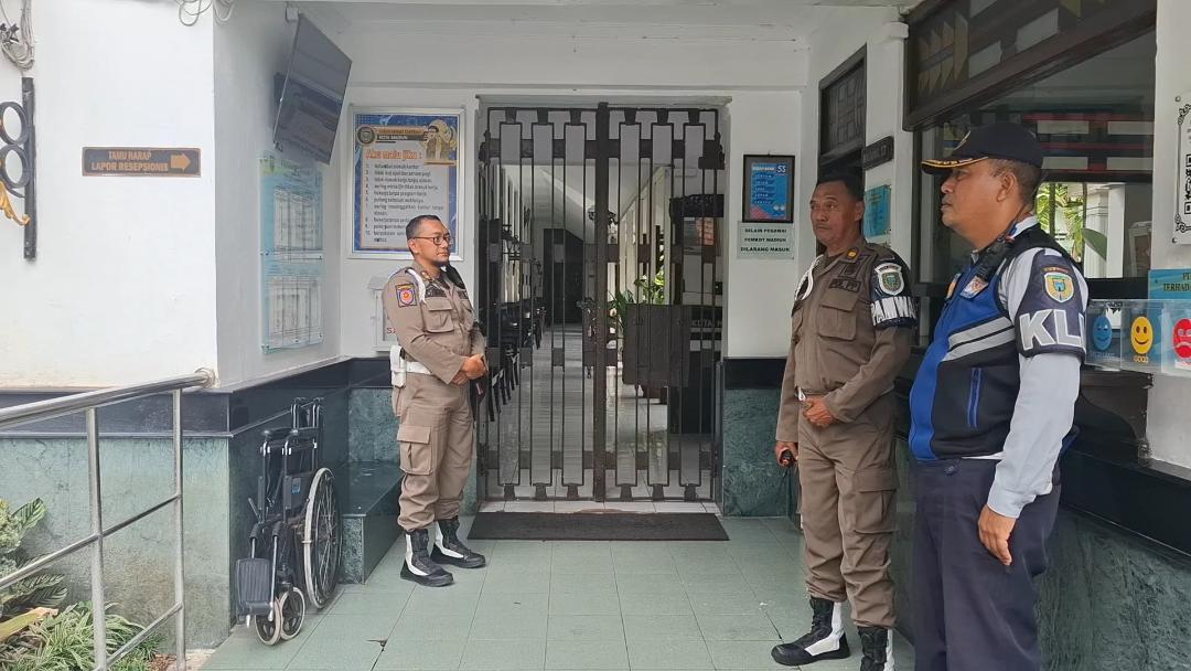 Pintu-Masuk-Balai-Kota-Madiun-dijaga-ketat-petugas-dari-Satpol-PP-dan-Dinas-Perhubungan.jpg