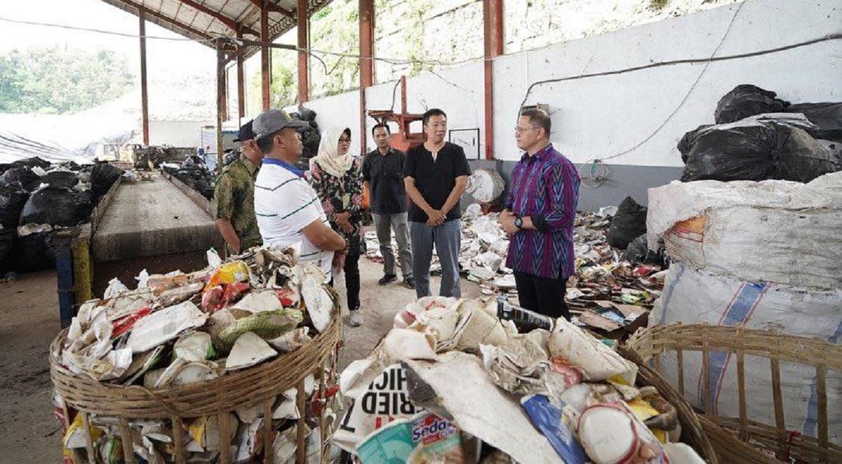 Pj-Wali-Kota-Batu-Aries-Agung-Paewai-berinteraksi-dengan-para-pekerja-di-TPA-Tlekung.jpg