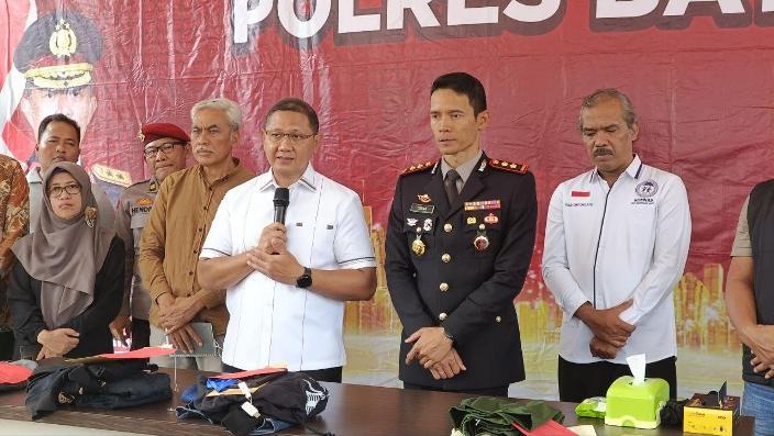 Pj-Wali-Kota-Batu-Aries-Agung-Paewai-saat-rilis-di-Polres-Batu.jpg