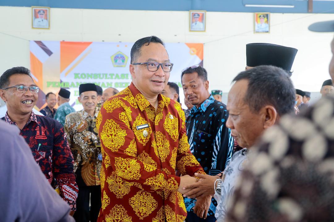 Plt-Bupati-Gresik-dr-Asluchul-Alif-memimpin-rapat-konsultasi-publik-pembangunan-Sekolah-Rakyat.jpg