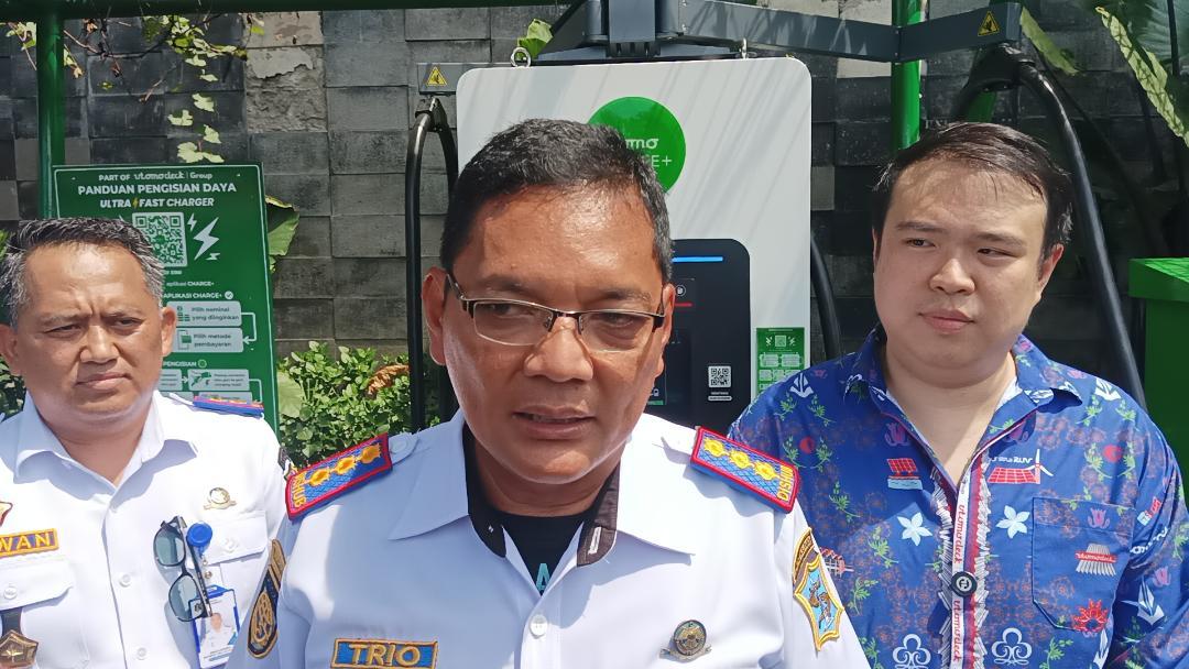 Plt-Kepala-Dinas-Perhubungan-Kota-Surabaya-Trio-WahyubowoParkir-non-tunai.jpg
