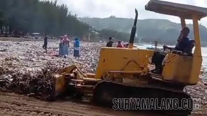 Pantai Gemah di Tulungagung Jadi Lautan Sampah, Alat Berat Singkirkan Tumpukan Sepanjang 2 Km