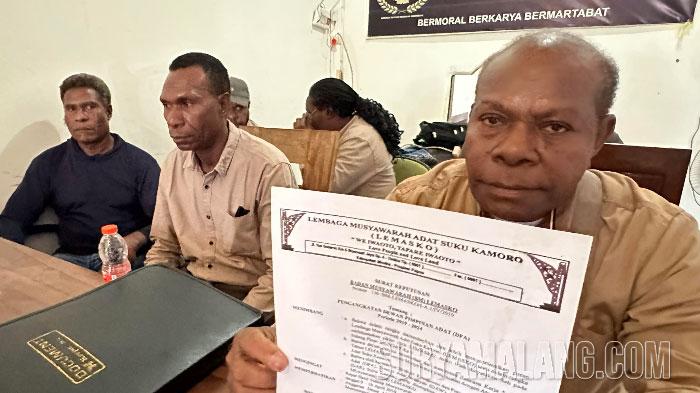 Polikarpus-Owemena-Lembaga-Masyarakat-Adat-Kamoro-Lemasko-dari-Papua-di-Bangil-Pasuruan.jpg