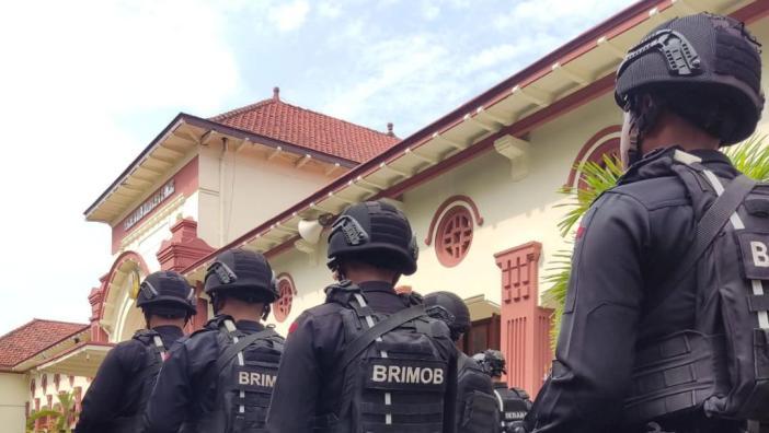 Polisi-Brimob-dibekali-senjata-api-dan-gas-air-mata-Tragedi-Stadion-Kanjuruhan-di-PN-Surabaya.jpg