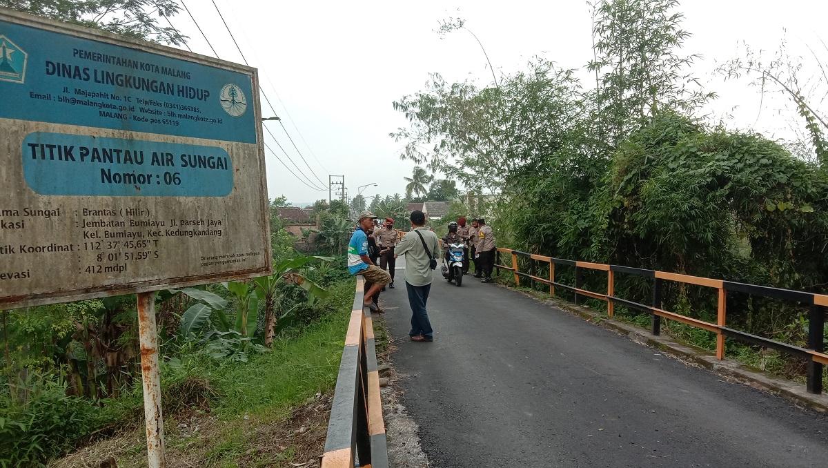 Polisi-bersama-warga-saat-berada-di-lokasi-penemuan-motor.jpg