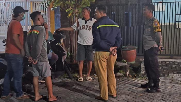 Polisi-mendatangi-TKP-perampokan-di-Jalan-Taman-Ruby-Perum-Permata-Suci-PPS-Gresik.jpg