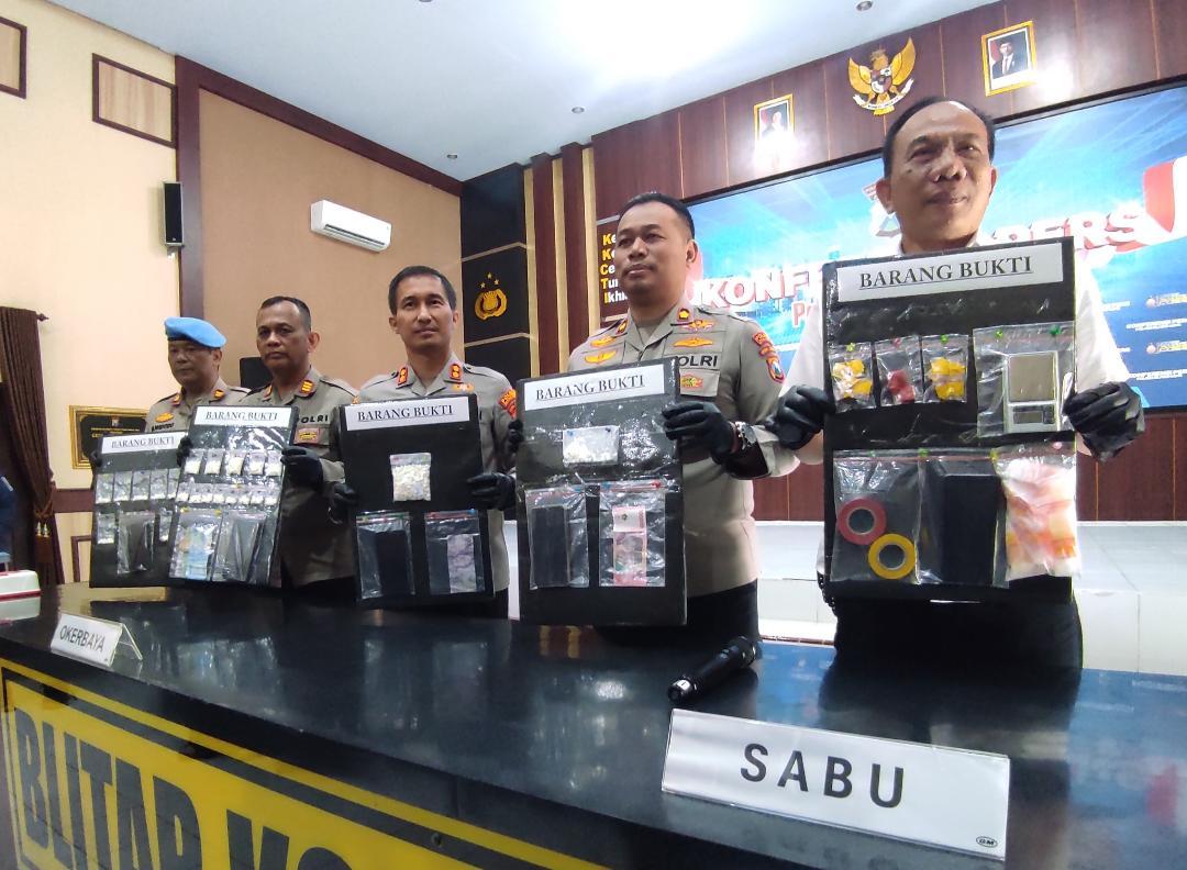 Polisi-menunjukkan-barang-bukti-kasus-narkoba-di-Polres-Blitar-Kota-Rabu-2112026.jpg
