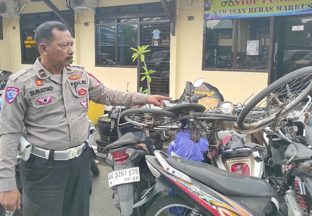 Polisi-menunjukkan-barang-bukti-sepeda-milik-korban-tabrak-lari-di-Satlantas-Polres-Blitar-Kota.jpg