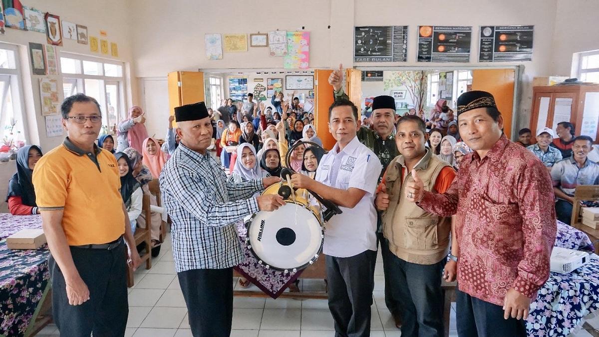 Politisi-Golkar-Sugiarto-menyerahkan-bantuan-drumband-ke-SDN-Tlogobodosari-II.jpg