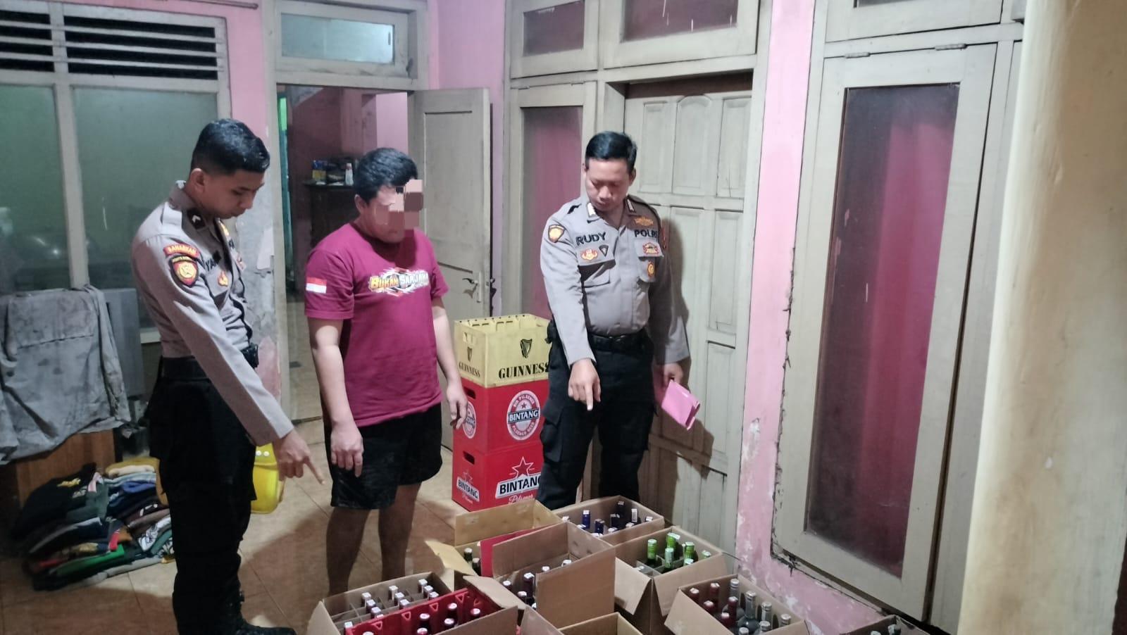 Polres Gresik Menyita Ratusan Botol Miras yang Disimpan di Dalam Rumah di Menganti