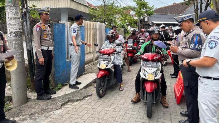 Polres-Kediri-Kota-saat-menggelar-razia-kendaraan-bermotor-di-kawasan-Jalan-PK-Bangsa.jpg