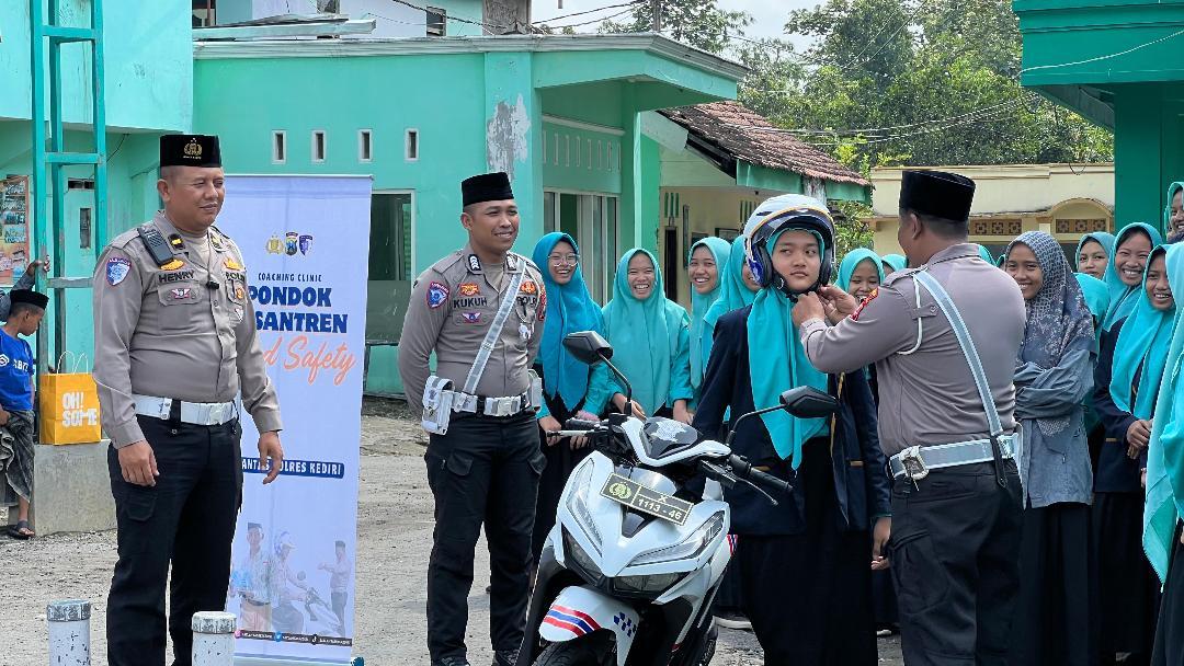 Polres-Kediri-program-edukatif-di-Pondok-Pesantren-Sabilil-Huda-Kecamatan-Kepung.jpg