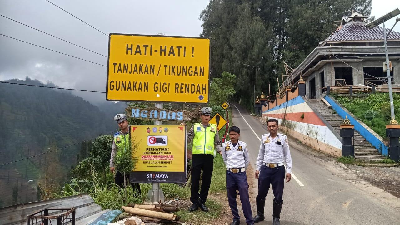 Polres-Malang-pasang-papan-imbauan-di-jalur-menuju-tempat-wisata-Gunung-Bromo.jpg