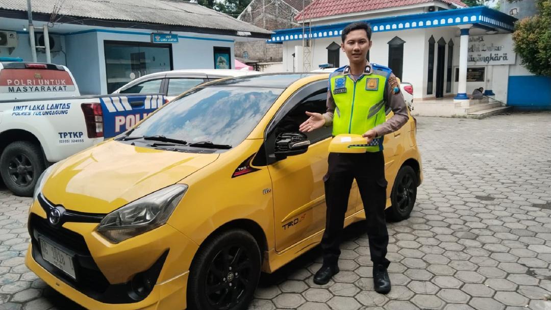 Polres-Tulungagung-menunjukkan-mobil-Agya-Kuning-yang-diamankan-usai-tabrak-lari.jpg