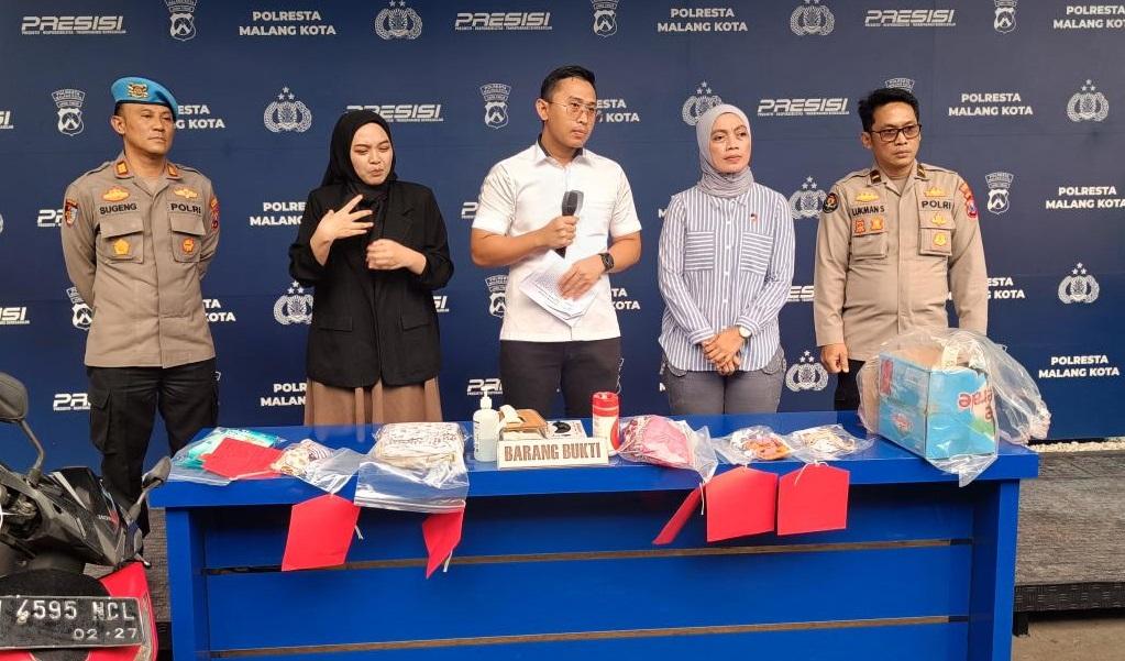 Polresta-Malang-Kota-Polisi-saat-menunjukkan-barang-bukti-dari-kasus-pembuangan-bayi.jpg
