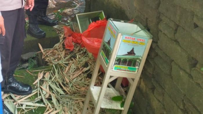 Polsek-Sananwetan-penemuan-kotak-amal-Kelurahan-Karangtengah-Kota-Blitar.jpg