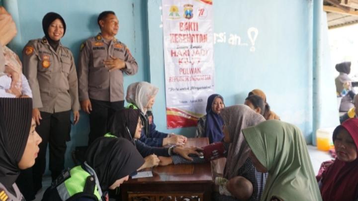 Polwan Polresta Sidoarjo Bersih-bersih Musala Bersama Warga di Porong Sidoarjo