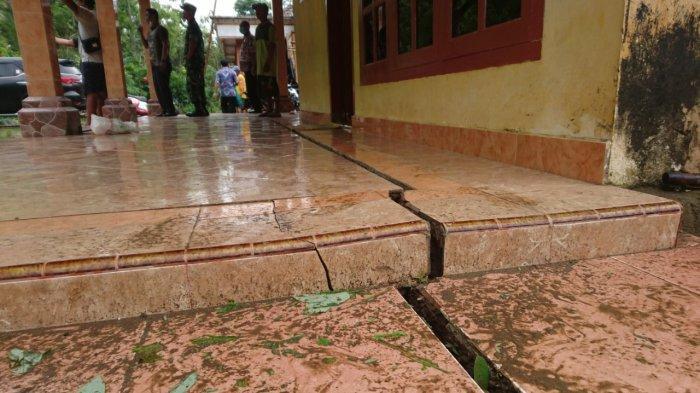 Pondasi-rumah-warga-yang-retak-karena-bencana-tanah-gerak-di-Tanggunggunung.jpg