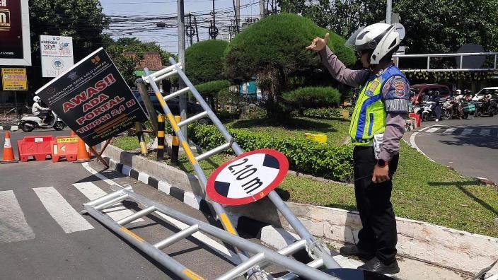 Portal Pembatas di Jembatan Semampir Kota Kediri Rusak Akibat Ditabrak Kendaraan Berat