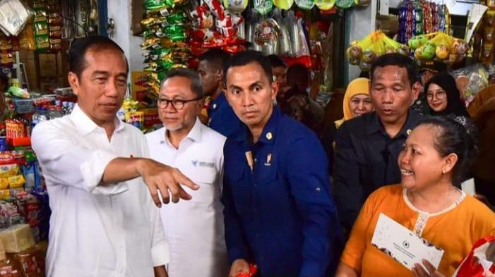 Presiden-Jokowi-saat-berkunjung-ke-Pasar-Rogojampi-Banyuwangi-Rabu-27122023.jpg