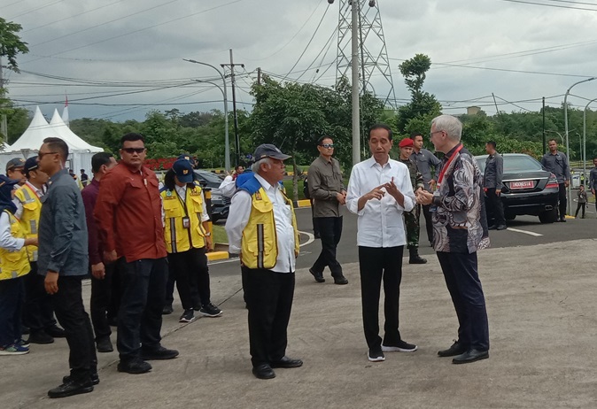 Presiden-Jokowi-saat-tiba-di-TPA-Supit-Urang.jpg