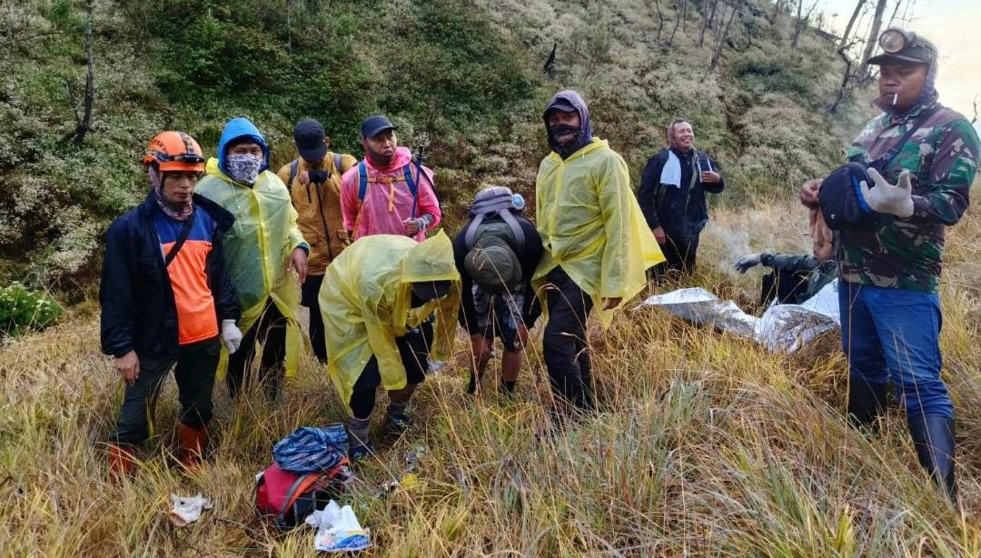 Proses-evakuasi-6-pendaki-yang-tersesat-di-Gunung-Butak-via-Panderman-Kota-Batu.jpg