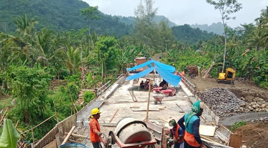Proyek-jembatan-di-Desa-Lebakharjo-Kecamatan-Ampelgading-Kabupaten-Malang.jpg