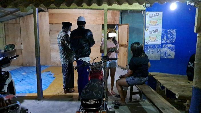 Purel-purel Seksi di Warung Bikin Warga Gresik Geram, Diduga Menari Erotis Demi Menarik Pelanggan