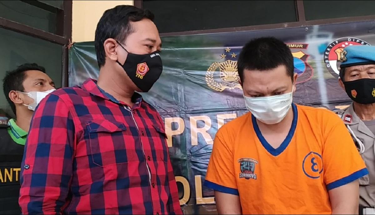 Purwo-Raharjo-37-saat-diinterogasi-Kanit-Reskrik-Polsek-Gayungan-Polrestabes-Surabaya.jpg