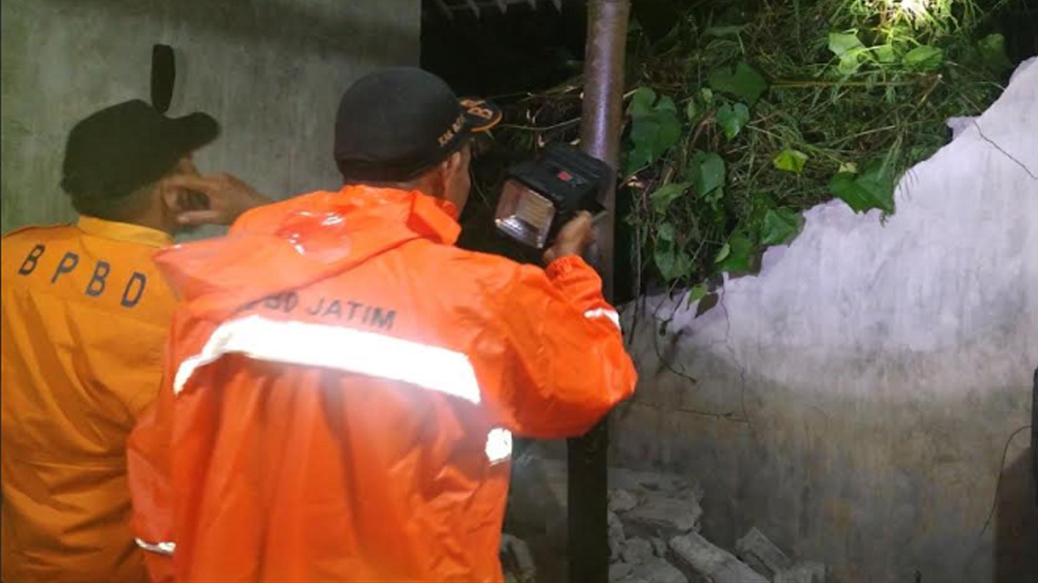 Rumah Warga Gandusari Blitar Jebol Tertimpa Tanah Longsor, Guyuran Hujan Bikin Tebing Longsor