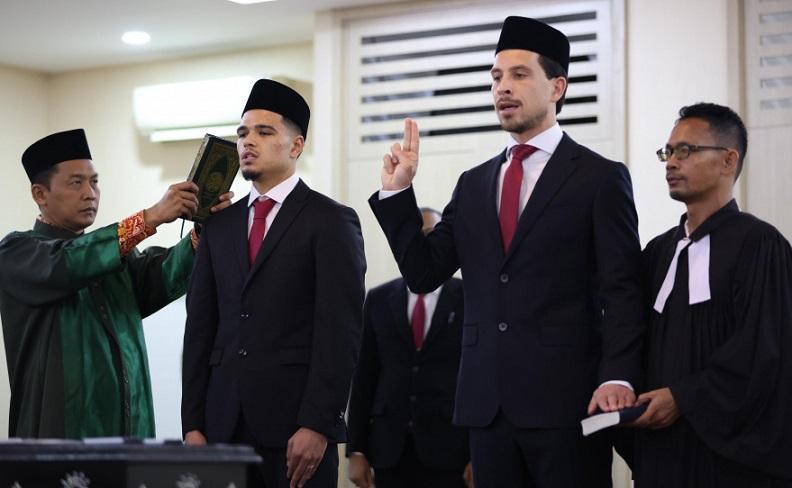 Ragnar-Oratmangoen-dan-Thom-Haye-resmi-jadi-WNI-dan-siap-membela-Timnas-Indonesia.jpg
