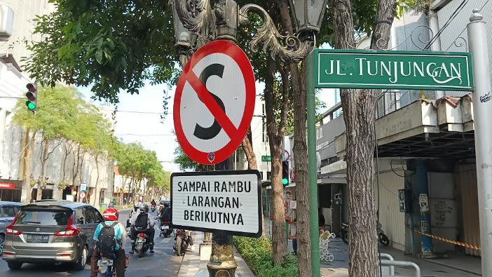Rambu-larangan-parkir-dan-berhenti-terpasang-di-sepanjang-Jalan-Tunjungan-Surabaya.jpg