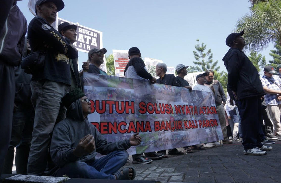 Ratusan-warga-Dusun-Beru-Desa-Bumiaji-Kota-Batu-mendatangi-Kantor-DPRD-Kota-Batu.jpg