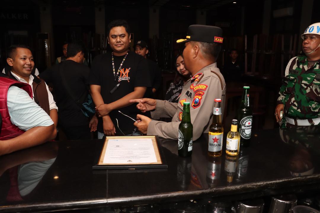 Razia Tempat Hiburan Malam, Polisi Banyuwangi Rampas Puluhan Botol Minuman Keras Ilegal
